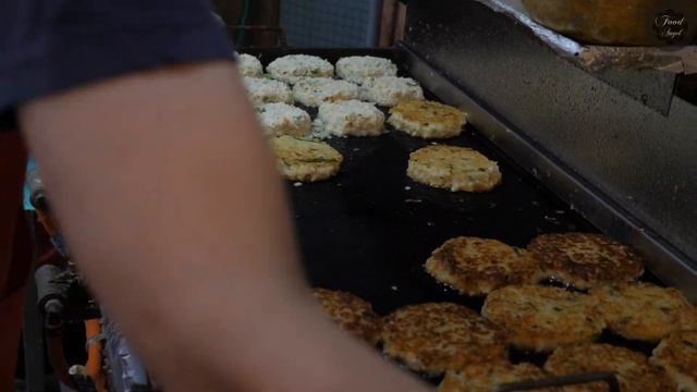 거대한 철판 - 야채, 빈대떡 / Giant Teppan-Bindae Tteok / Tempura, Squid, Chili / Korean Street Food смотреть онлайн