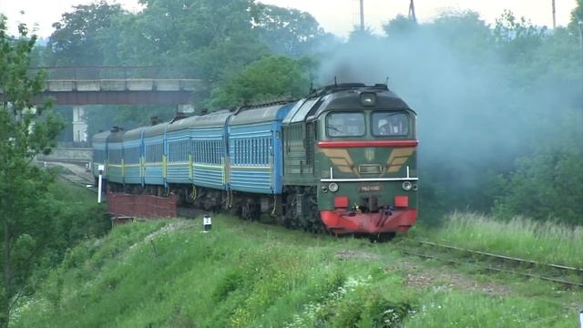 Тепловоз М62-1380 отправляется от ст. Делятин / M62-1380 departing from Deljatin station смотреть онлайн