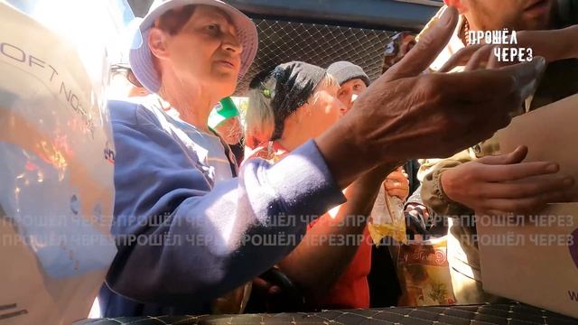 МАРИУПОЛЬ - РАЗДАЧА ПРОДУКТОВ В ОТДАЛЕННЫХ РАЙОНАХ ГОРОДА. МАЛО КТО СЮДА ПРИЕЗЖАЕТ. смотреть онлайн