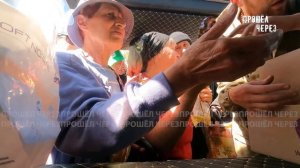 МАРИУПОЛЬ - РАЗДАЧА ПРОДУКТОВ В ОТДАЛЕННЫХ РАЙОНАХ ГОРОДА. МАЛО КТО СЮДА ПРИЕЗЖАЕТ.