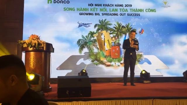 Màn trình diễn với đèn led chào mừng Hội nghị DORCO 2019 смотреть онлайн
