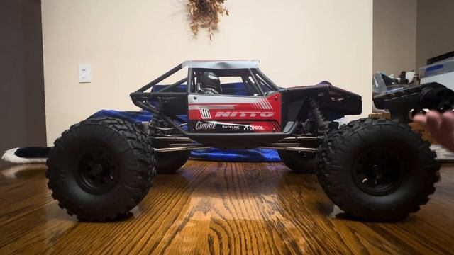 Axial Capra 1/10 Scale 1.9 4X4 4WS RTR Rock Crawler Unboxing And Review!!