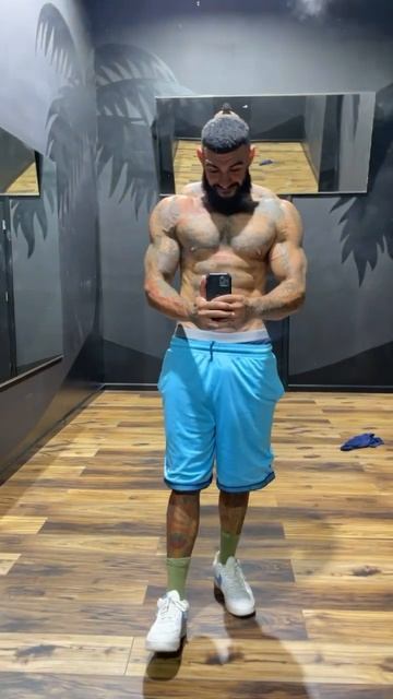6'1" 230 lbs... 15 years in the weight room 🔥 смотреть онлайн