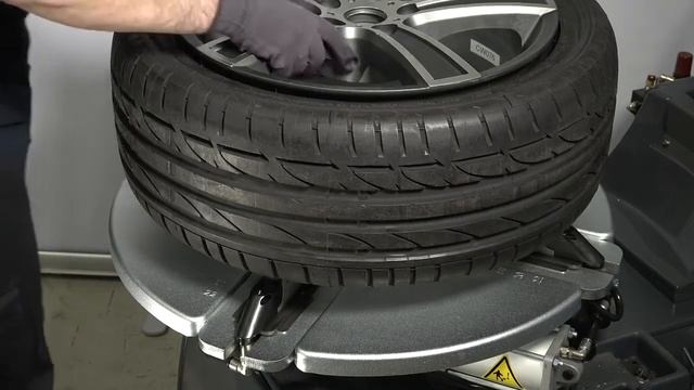 Rad richtig an einer Beissbarth Reifenmontiermaschine einspannen смотреть онлайн