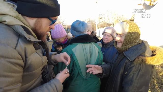 РАЗДАЛИ ПОМОЩЬ В ЗАБЫТОМ ПОСЁЛКЕ. СЛОМАЛАСЬ МАШИНА НА ЛИНИИ ФРОНТА. СЛОЖНЫЙ ДЕНЬ. смотреть онлайн