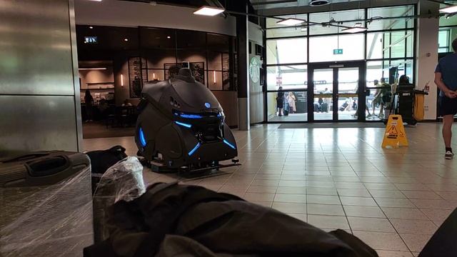 Англия.Аэропорт Лютон.Робот-уборщик с влажной функцией.England. Luton / LTN. Wet remover robot. смотреть онлайн