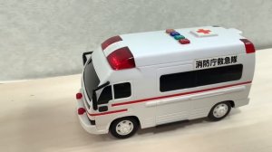 Машинки скорой помощи едет по склону с сиренами!