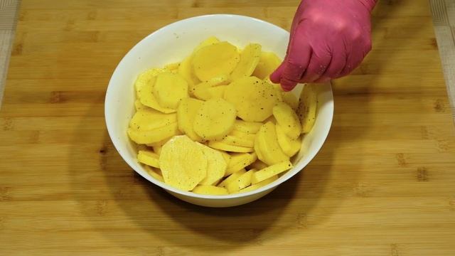 Cartofi gratinați cu carne tocată. Pune carnea tocată între două straturi de cartofi! смотреть онлайн