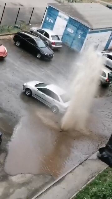 В Ленинском районе во дворе жилого дома забил фонтан смотреть онлайн
