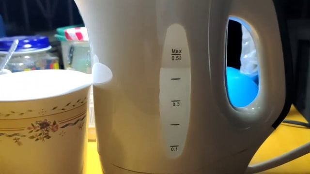 Unboxing Electric water kettle; Asahi brand 0.5Liter capacity good for two to three cups. смотреть онлайн