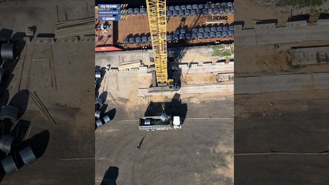 Гусеничный кран XCMG XGC180 на погрузочно-разгрузочных работах с баржи. #гцтехно #xcmg #спецтехника смотреть онлайн