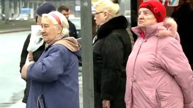 Жители Калининского тестируют электронные табло на остановках смотреть онлайн