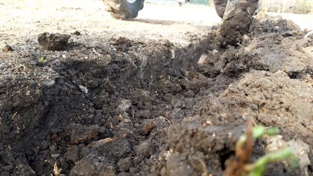 La arat cu 🦇BatmanMobilul în pământ tare ca piatra Primăvara смотреть онлайн