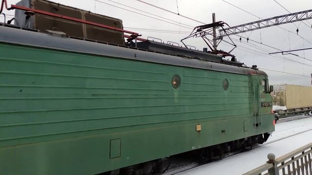Зелёный со звездой! ВЛ10У-781 на перегоне Нарвская - Предпортовая, г.СПб, 09.02.2022г.(4K UHD) смотреть онлайн