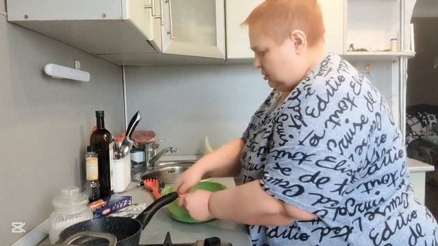 Только выгляжу ПРИДУРКОВАТО так то я УМНАЯ ТЕТКА! Готовлю обед ДЛЯ СЕБЯ ЛЮБИМОЙ смотреть онлайн