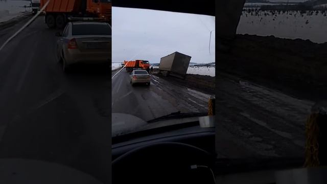 Вытаскивают фуру из Кувейта... смотреть онлайн
