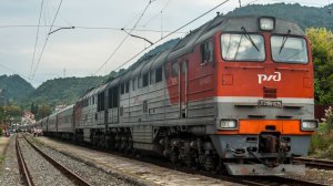 Поезд с тепловозом 2ТЭ116У-0238 отправляется со станции Новый Афон в Абхазии