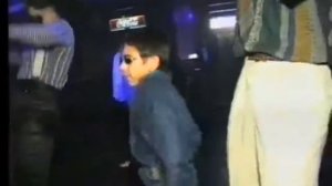 Маленький мальчик тонцует в клубе под музыку (Gentelmen)