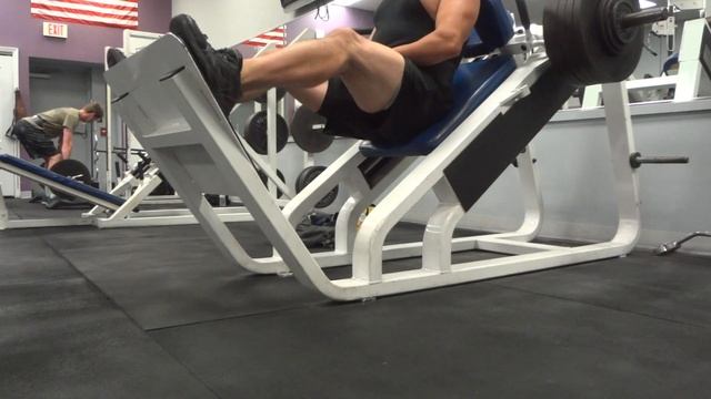 530 lb hack squat for 1 rep at 6'0 and 235. смотреть онлайн