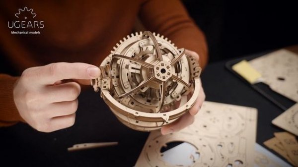 Астроном. Настольные часы c турбийоном