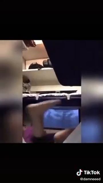 случайно упал в плацкарте со второго этажа)) смотреть онлайн