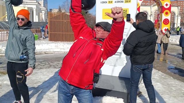 Развлечение на проводах зимы....в Екатеринбурге. Вес гири 40 кг...мой вес 78 кг смотреть онлайн