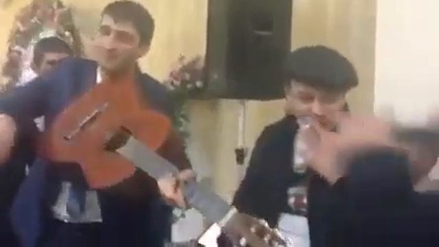 Парень красиво поет на свадьбе бывшей девушки смотреть онлайн