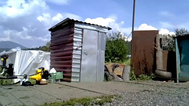 Максим Как он это делает заводит бензопилу и как он косит Папай смотреть онлайн