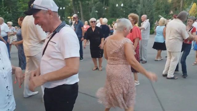 Харьков,танцы в парке;"Я лЮблю тебе час вид часу!" смотреть онлайн
