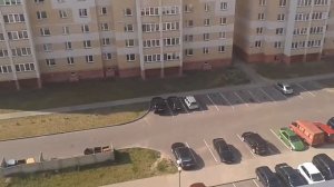 СКИНУЛ БУТЫЛКУ С ВОДОЙ С 9 ЭТАЖА! НАПУГАЛ ПАЦАНА!(разверни описание)
