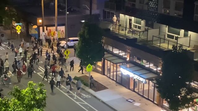 Seattle Riots - Amazon Grocery Attacked #1 смотреть онлайн