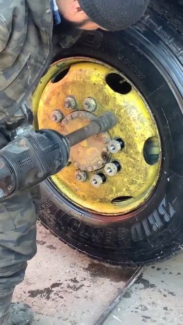 Грузовой шиномонтаж #миникран #спецтехника #реклама смотреть онлайн