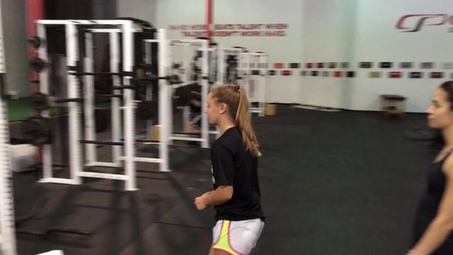 4 Girls. 1 Training Facility. 4 One Arm (Supported) Chin-Ups смотреть онлайн