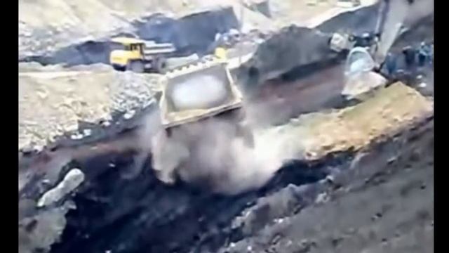 BelAZ and Komatsu Death of the Titans БелАЗы и Комацу Смерть Титанов смотреть онлайн