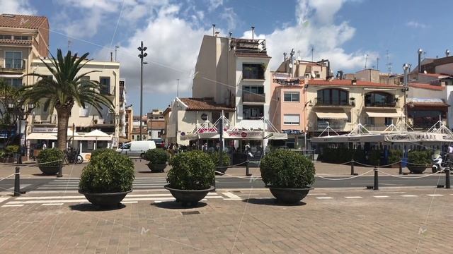 Cambrils, Spain, A tall building in a city смотреть онлайн