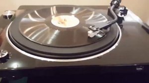 Слушаем музыку на проигрывателе винила Denon DP-450USB