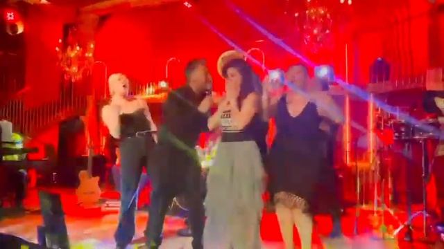 Yalı Çapkını Ekibi Emre Altuğ'un Yeni şarkısı 