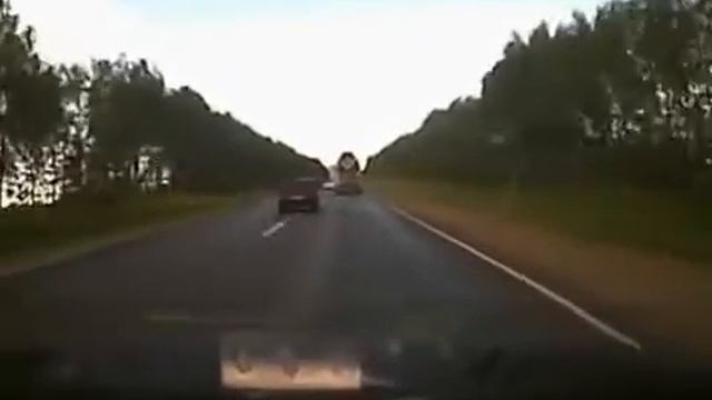 Спешка на дороге закончилась переворотом смотреть онлайн