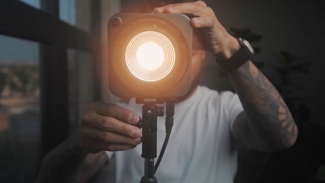 Worlds Smallest 200w Lights | Zhiyun Molus G200 смотреть онлайн