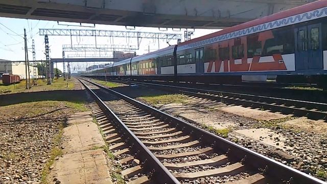 Электропоезд ЭГ2Тв-007 "Иволга" прибывает на станцию Щербинка смотреть онлайн