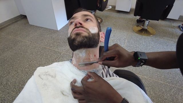 Cut-Throat Razor Shaving is not Easy 😨 - Diani Beach 🇰🇪 смотреть онлайн
