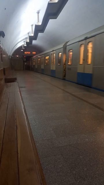 [81-760/761] "Ока" отправляется со станции Площадь Ильича. #метро #метрополитен #электропоезд #ока смотреть онлайн
