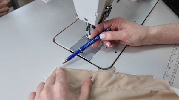 Пошив брюк. Застрачивание 2-х складок.