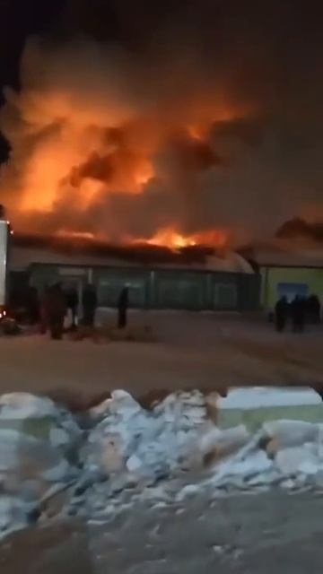 В Красноярском крае сильно полыхает железнодорожная станция Карабула! смотреть онлайн