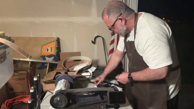 Learning to use a belt sander for knife sharpening. 2 x 42 inch - Sharpening VG10 смотреть онлайн