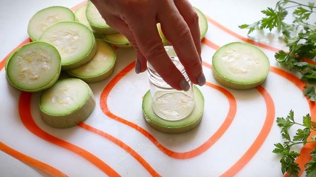 Обычные Кабачки,а Так Вкусно! Жареные кабачки с фаршем разлетаются не успев остыть! смотреть онлайн