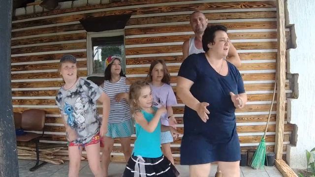 Не смотря на лишний вес, женщина взорвала сельский танцпол и вспомнила молодость. Дети в восторге смотреть онлайн