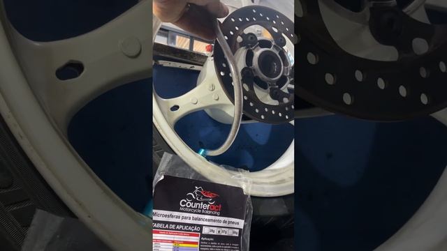 Balanceamento por micro esferas em pneus de moto. смотреть онлайн
