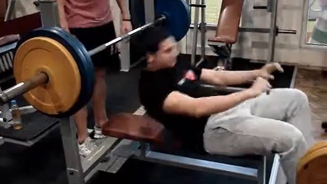 300 bench 17 years old - 6'4 (1.95m) 250 lbs (112kg) смотреть онлайн
