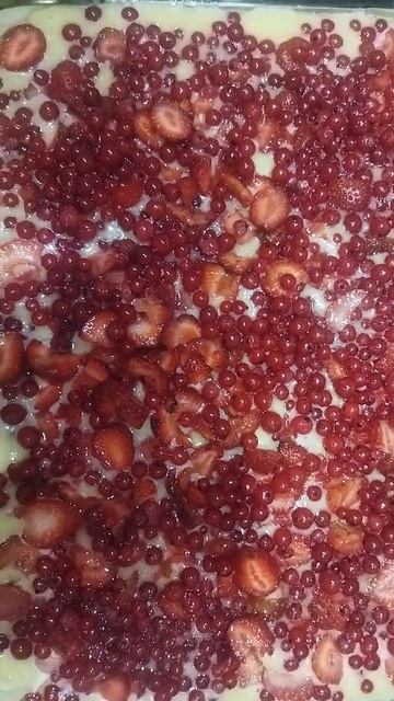 Ягодный пирог перед запеканием в духовке (тесто, как на Шарлотку) смотреть онлайн